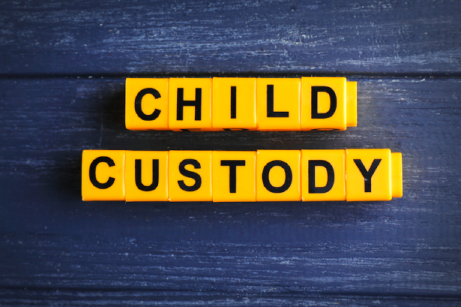 WHICH PARENT HAS CUSTODY OF THE CHILD IF THERE IS NO COURT ORDER IN PLACE?